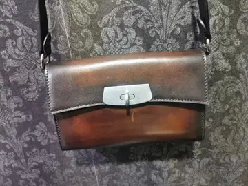 브라운 가죽 플랩 숄더백