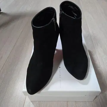 블랙 스웨이드 부티 8cm 힐