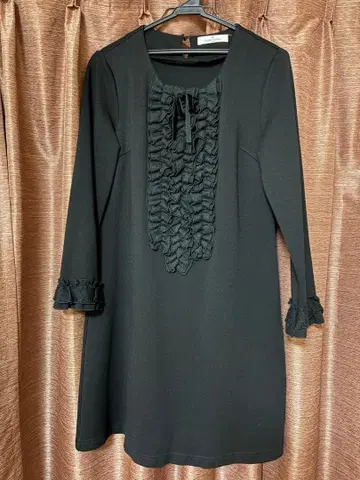 프릴 달린 블랙 긴팔 원피스