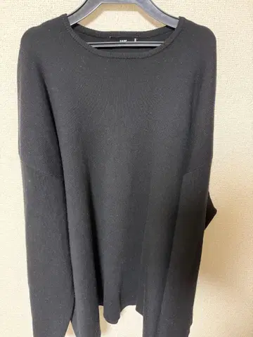 HARE 블랙 스웨터