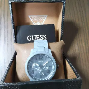 미사용 새상품 [ GUESS ] 그레이 러버 쿼츠 아날로그 손목시계
