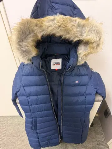 TOMMY 네이비 퍼 달린 다운 자켓