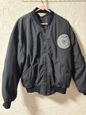 짧은 기장 블랙 MA-1 플라이트 자켓