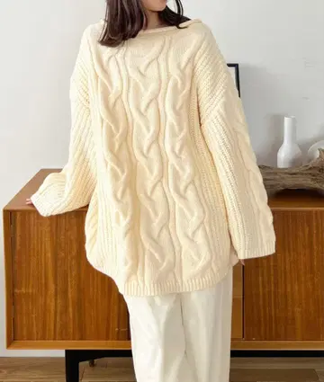 아이보리 케이블 짜임 니트 스웨터