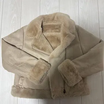 베이지 무스탕풍 숏코트