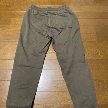 브라운 조거 팬츠 백 포켓 부착