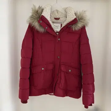 퍼 달린 와인 레드 다운 자켓
