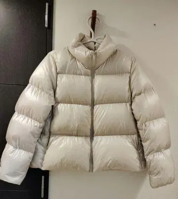 유니클로 울트라 라이트 다운 샤이니 볼륨 자켓 M