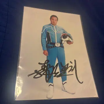 사인 포함 파란색 수트 캐릭터 사진