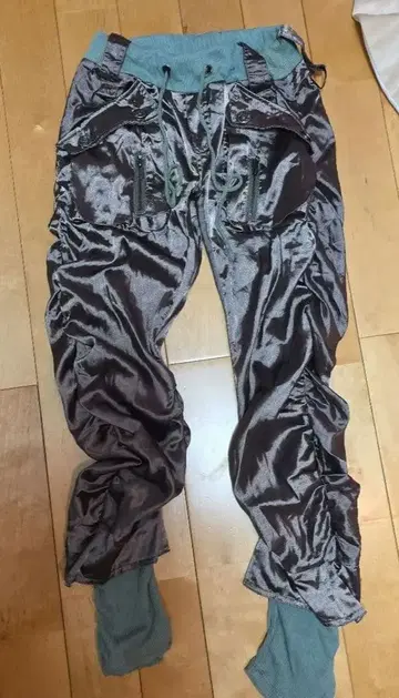 새틴풍 다크 브라운 팬츠