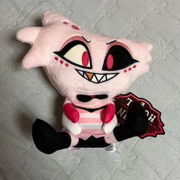 해즈빈 호텔에 오신 것을 환영합니다 앉은 봉제 인형 엔젤