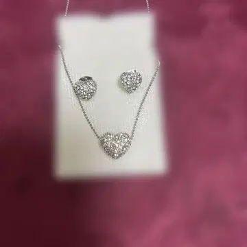 하트형 목걸이와 귀걸이 세트