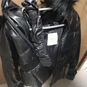 GYDA 블랙 퍼 다운 자켓