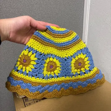 컬러풀한 크로셰 뜨개질 모자