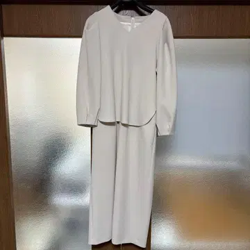 라이트 그레이 원피스 수트 V넥