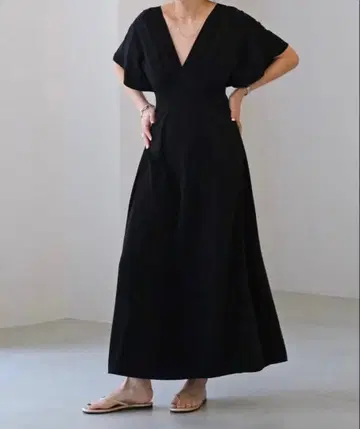 AKTE 반팔 백 오픈 원피스 블랙