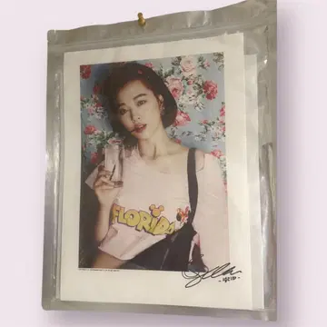 '초레어' f(x) 설리 공식 카드 포스터