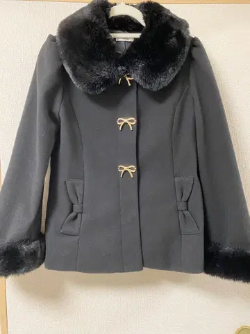 퍼 달린 블랙 울 코트