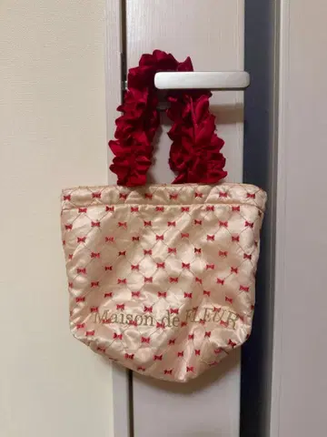 Maison de FLEUR 핑크 리본 프릴 핸들 토트백