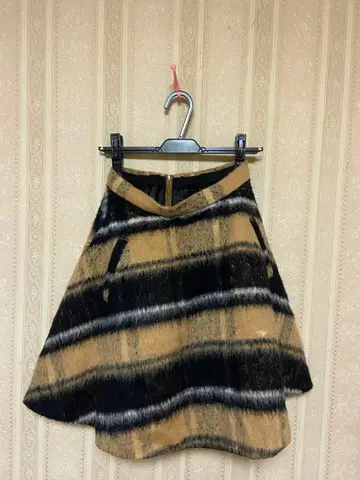 Snidel 플레어 스커트 블랙과 베이지 체크 얼룩 있음