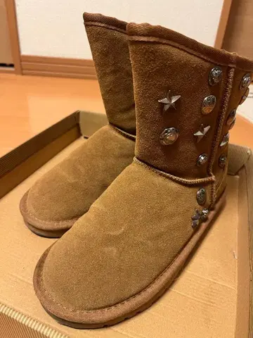 브라운 스터드 장식 어그 부츠