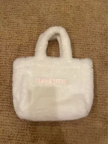 ROSE MUSE 화이트 퍼 토트백