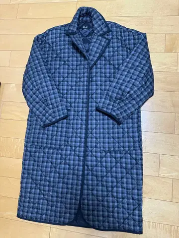 C: 네이비 계열 체크 퀼팅 롱 코트