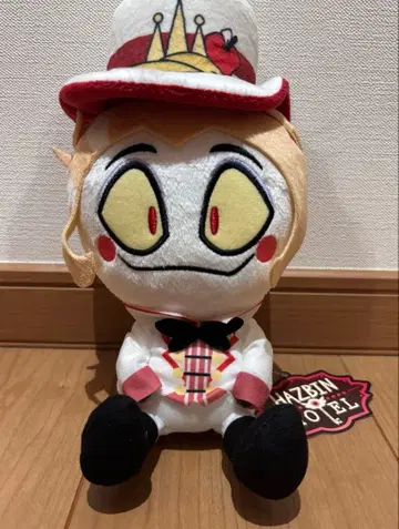 해즈빈 호텔에 오신 것을 환영합니다 앉은 봉제 인형 루시퍼