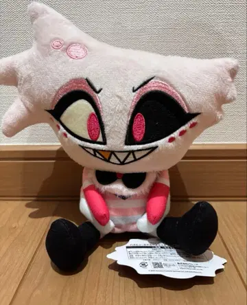 해즈빈 호텔에 오신 것을 환영합니다 앉은 봉제 인형 엔젤