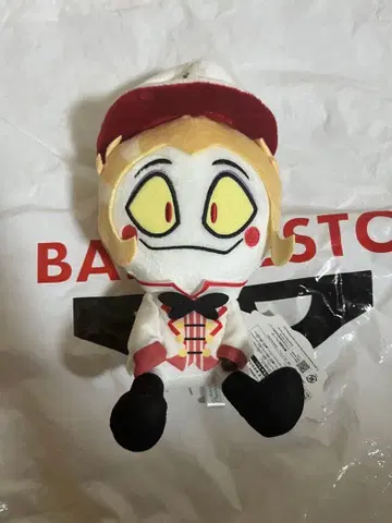 해즈빈 호텔에 오신 것을 환영합니다 앉은 봉제 인형 루시퍼