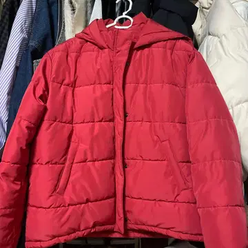 빨간색 후드 부착 퀼팅 다운 자켓