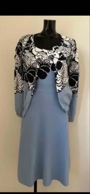 꽃무늬 반팔 상의가 포함된 라이트 블루 원피스