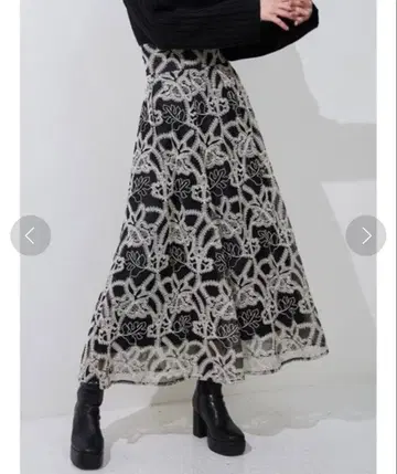 머큐리 듀오 자수 플레어 스커트