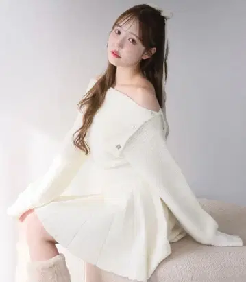 [ 택 포함 새상품 ] NICE CLAUP 오프숄더 플리츠 니트 원피스