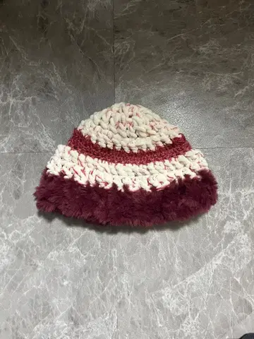 핸드메이드, 빨간색과 화이트 퍼가 달린 니트 모자