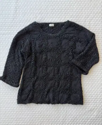 릴리 브라운 라메 니트 블랙 상의