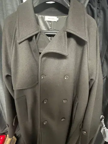 다크 그레이 더블 브레스트 트렌치코트