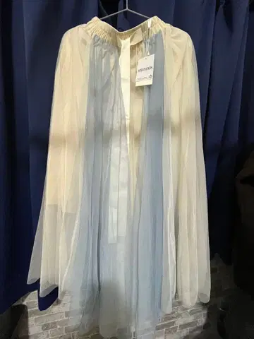 아이보리와 블루의 롱 스커트