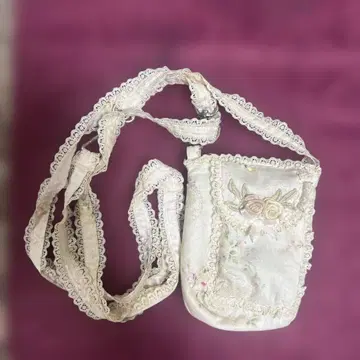 사엘라 아키아카네 숄더 파우치 뒷면 포켓 포함 스트랩 조정 가능