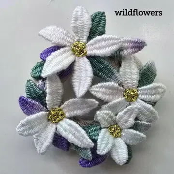 입체 자수 리스 브로치