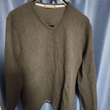 HIDEAWAYS 블랙 V넥 니트