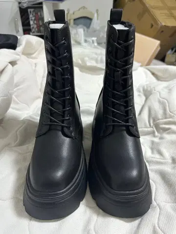 통굽 블랙 레이스업 부츠