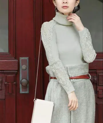 cawaii 택 포함 새상품 아름답게 비치는 어깨 레이스 터틀넥 니트탑