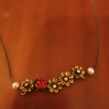 꽃과 무당벌레 목걸이