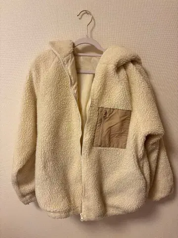 후드 부착 크림색 플리스 자켓