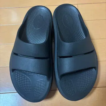 OOFOS 블랙 샌들 통굽