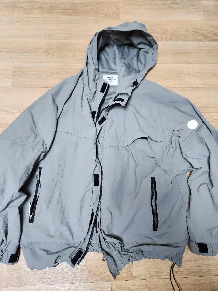 Travel windbreaker approaching hood windbreaker gray M lightweight padding