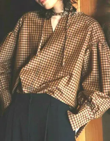 초커넥 퍼프숄더 블라우스 TENTO