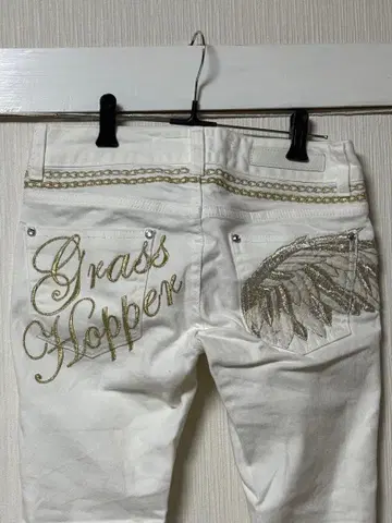 화이트 슬림 핏 데님 글리터 자수