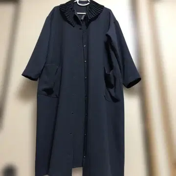 프릴 달린 네이비 코트